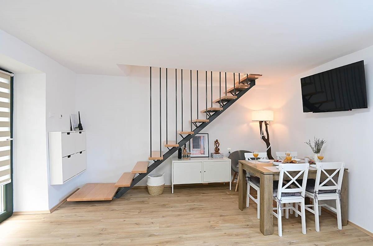 Apartment D & Studio L Dobrinj Exterior photo